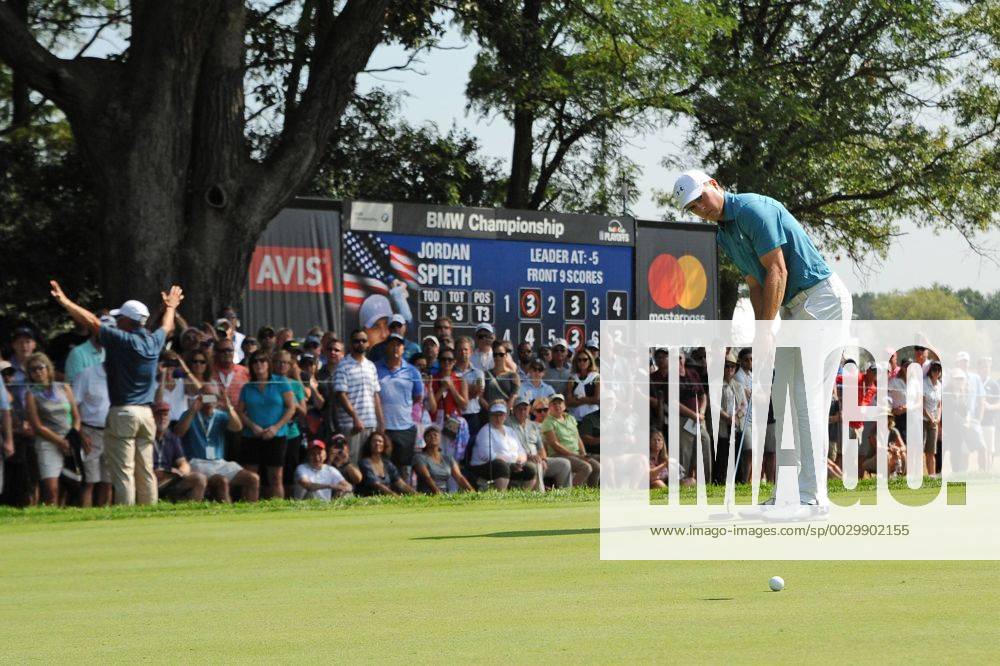 Golf, BMW Championship in Lake Forest LAKE FOREST, IL - SEPTEMBER 14: Jordan Spieth sinks his putt for a birdie at the ninth hole during the First Round of the BMW Championship on September 14, 2017, at Conway Farms Golf Club, in Lake Forest, IL. (Photo by Patrick Gorski Icon Sportswire) GOLF: SEP 14 PGA Golf Herren - BMW Championship - First Round Icon14091702