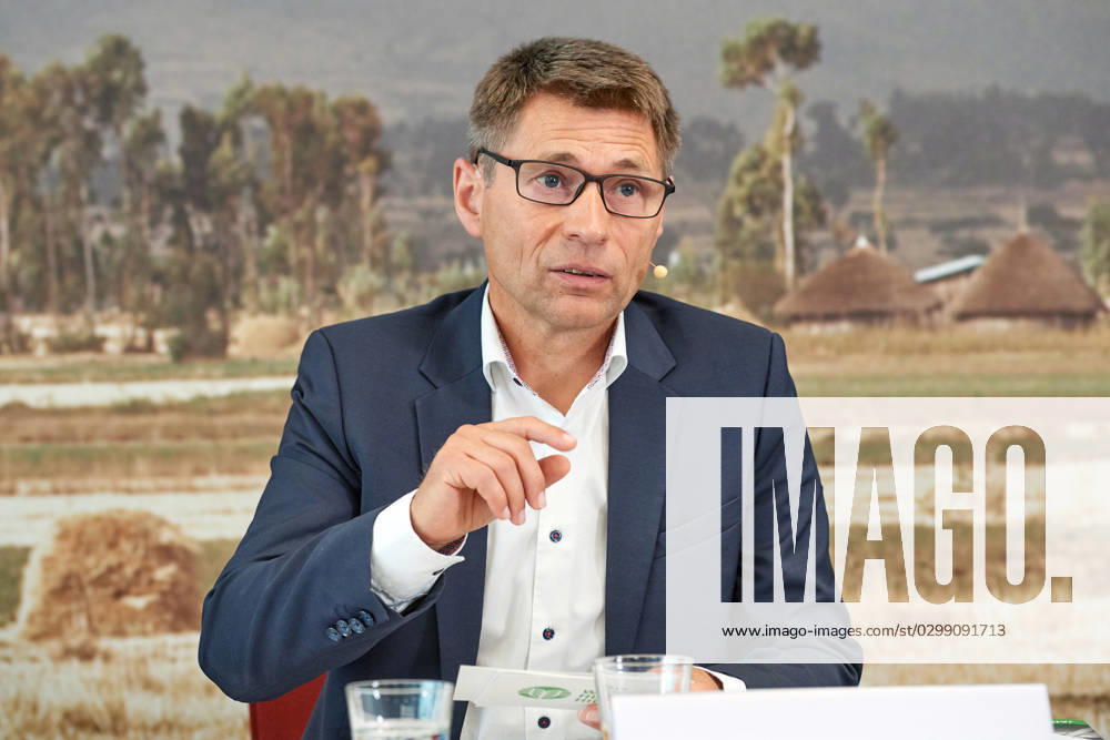 Die Welthungerhilfe stellt am 13.07.2023 in Berlin ihren Jahresbericht 2022 vor. Die durch den Krieg in der Ukraine gestiegenen Lebensmittelpreise fuehrten zu mehr Hunger in der Welt. Viele Menschen koennten sich Grundnahrungsmittel nicht mehr leisten, warnt die Welthungerhilfe. Im Bild: Mathias Mogge, Generalsekretaer Welthungerhilfe. (Siehe epd-Meldung vom 13.07.2023)