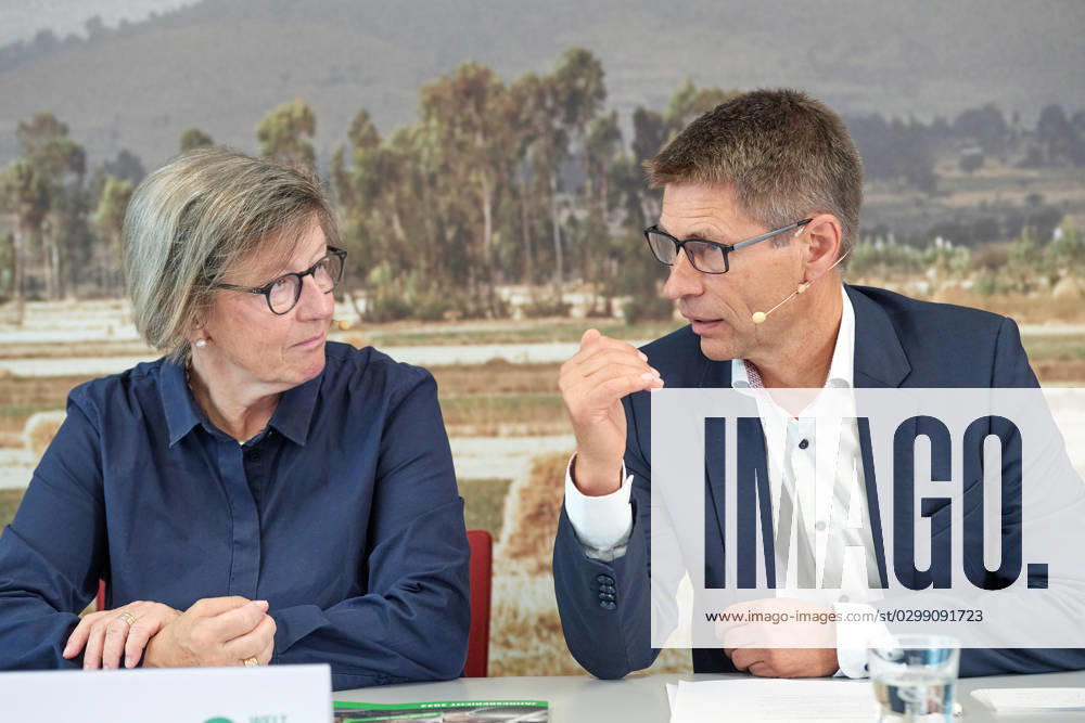 Die Welthungerhilfe stellt am 13.07.2023 in Berlin ihren Jahresbericht 2022 vor. Die durch den Krieg in der Ukraine gestiegenen Lebensmittelpreise fuehrten zu mehr Hunger in der Welt. Viele Menschen koennten sich Grundnahrungsmittel nicht mehr leisten, warnt die Welthungerhilfe. Im Bild: Marlehn Thieme, Praesidentin der Welthungerhilfe (li.); Mathias Mogge, Generalsekretaer Welthungerhilfe. (Siehe epd-Meldung vom 13.07.2023)