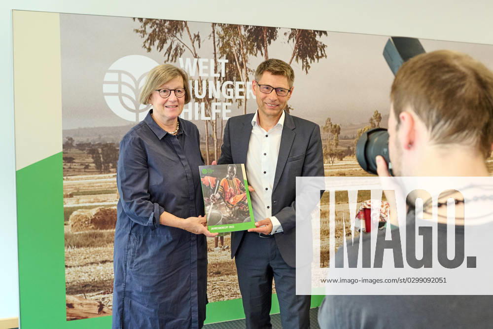 Die Welthungerhilfe stellt am 13.07.2023 in Berlin ihren Jahresbericht 2022 vor. Die durch den Krieg in der Ukraine gestiegenen Lebensmittelpreise fuehrten zu mehr Hunger in der Welt. Viele Menschen koennten sich Grundnahrungsmittel nicht mehr leisten, warnt die Welthungerhilfe. Im Bild: Marlehn Thieme, Praesidentin Welthungerhilfe, Mathias Mogge, Generalsekretaer Welthungerhilfe, halten die Broschuere des Jahresberichts in die Kamera. (Siehe epd-Meldung vom 13.07.2023)