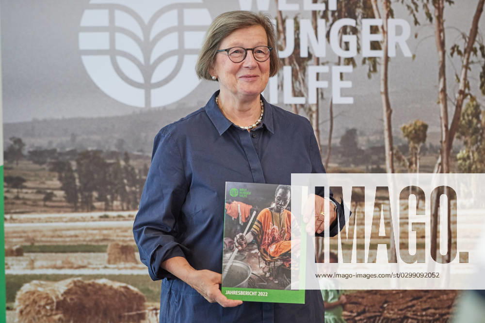 Die Welthungerhilfe stellt am 13.07.2023 in Berlin ihren Jahresbericht 2022 vor. Die durch den Krieg in der Ukraine gestiegenen Lebensmittelpreise fuehrten zu mehr Hunger in der Welt. Viele Menschen koennten sich Grundnahrungsmittel nicht mehr leisten, warnt die Welthungerhilfe. Im Bild: Marlehn Thieme, Praesidentin Welthungerhilfe, haelt die Broschuere des Jahresberichts in die Kamera. (Siehe epd-Meldung vom 13.07.2023)