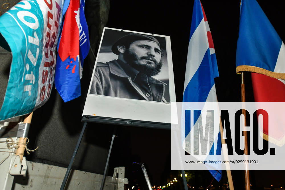 Jean-Luc Melenchon Pays Tribute To Fidel Castro - Paris A portrait of Cuban leader Fidel Castro is seen during a tribute ceremony next to the statue of Simon Bolivar, on November 26, 2016 in Paris, France. Cuba s socialist icon and father of his country s revolution Fidel Castro died on November 25, 2016, aged 90. Photo by Yann Korbi ABACAPRESS.COM Paris France