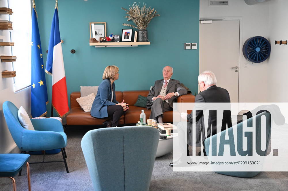 Valerie Pecresse Meets Edouard Balladur - Paris Valerie Pecresse meets Edouard Balladur at campaign HQ in Paris, France on February 14, 2022. Photo by Elodie Gregoire ABACAPRESS.COM Paris France