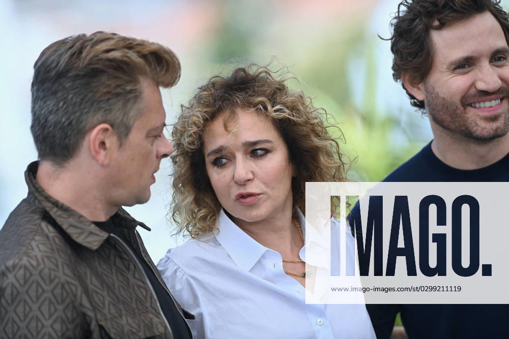 Cannes - Un Certain Regard Jury Photocall Benjamin Biolay, Valeria Golino and Edgar Ramirez attending the photocall of the jury of the Un Certain Regard section during the 75th annual Cannes film festival at Palais des Festivals on May 18, 2022 in Cannes, France. Photo by Franck Castel ABACAPRESS.COM Cannes France