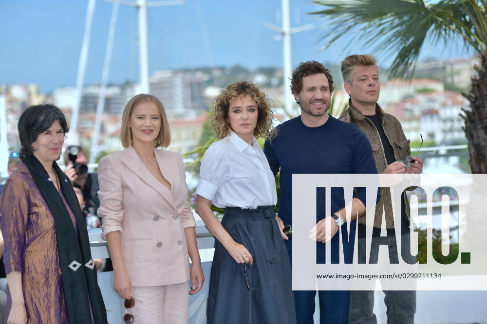 Cannes - Un Certain Regard Jury Photocall Benjamin Biolay, Valeria Golino and Edgar Ramirez attending the photocall of the jury of the Un Certain Regard section during the 75th annual Cannes film festival at Palais des Festivals on May 18, 2022 in Cannes, France. Photo by Franck Castel ABACAPRESS.COM Cannes France