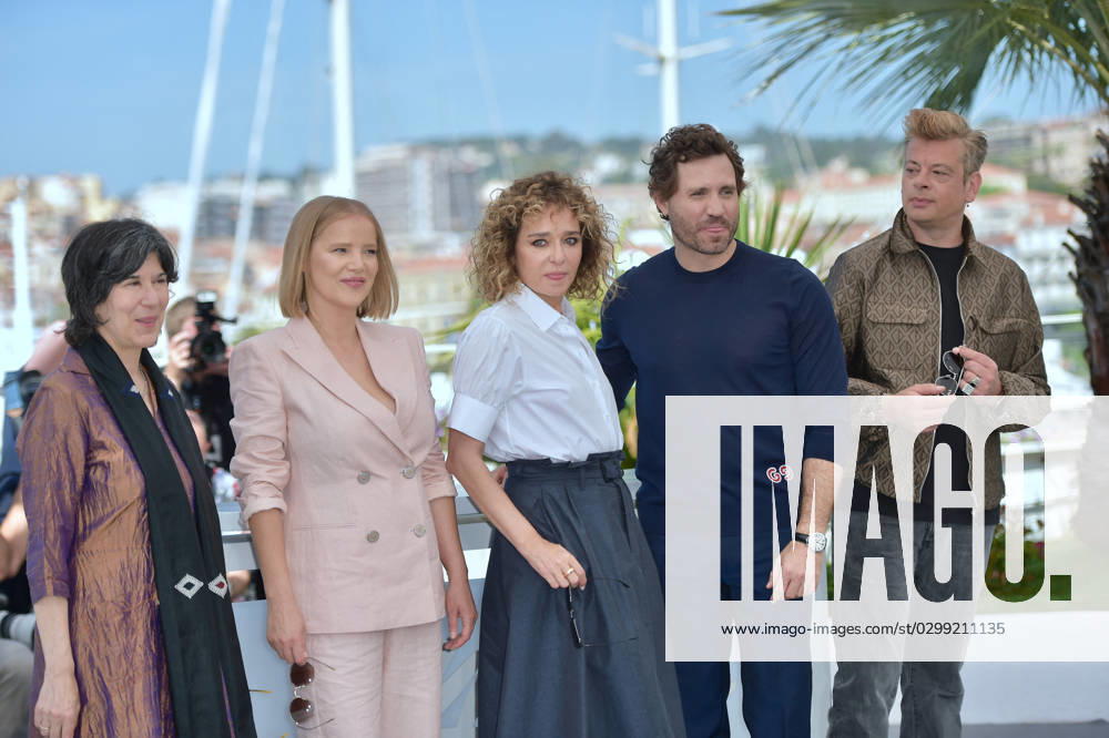 Cannes - Un Certain Regard Jury Photocall Benjamin Biolay, Valeria Golino and Edgar Ramirez attending the photocall of the jury of the Un Certain Regard section during the 75th annual Cannes film festival at Palais des Festivals on May 18, 2022 in Cannes, France. Photo by Franck Castel ABACAPRESS.COM Cannes France