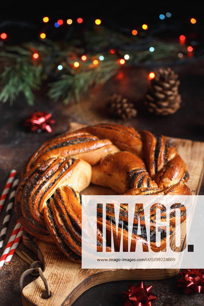 IMAGO Creative: Food, Mohn Sweet Bread Wreath. Honey brioche garland with dried berries and nuts. Holiday recipes. Braided Bread.Twist Bread Wreath. Christmas Wreath Bread Sweet Bread Wreath. Honey brioche garland with dried berries and nuts. Holiday recipes. Braided Bread.Twist Bread Wreath with poppy seeds. Christmas Wreath Bread
