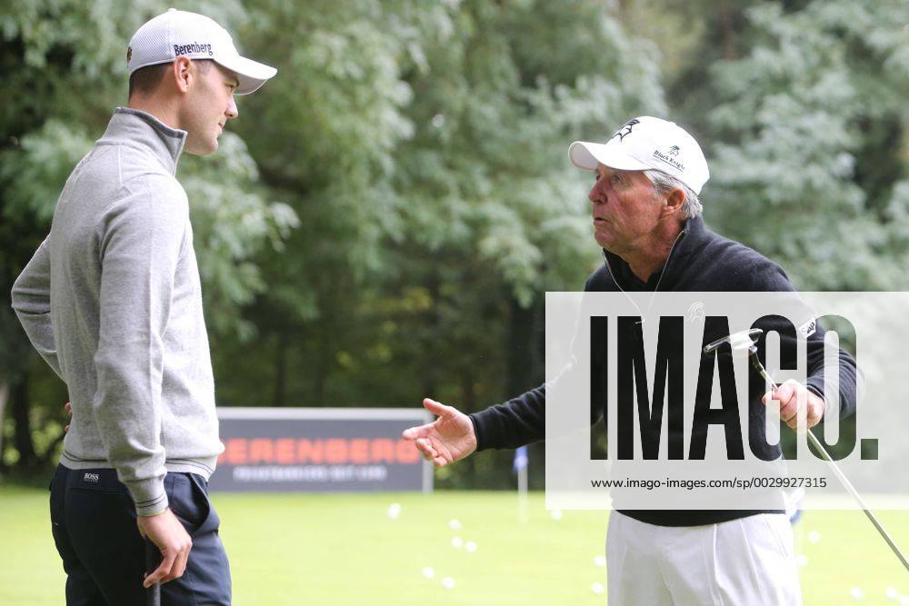 Der deutsche Major Sieger und beste deutsche Golfer Martin Kaymer (GER) mit dem 81-jaehrige 9-fachen Major-Sieger Gary Player beim eintaegigen Golfturnier im Frankfurter Golf Club. Gastgeber ist die Privatbank Berenberg Frankfurt am Main