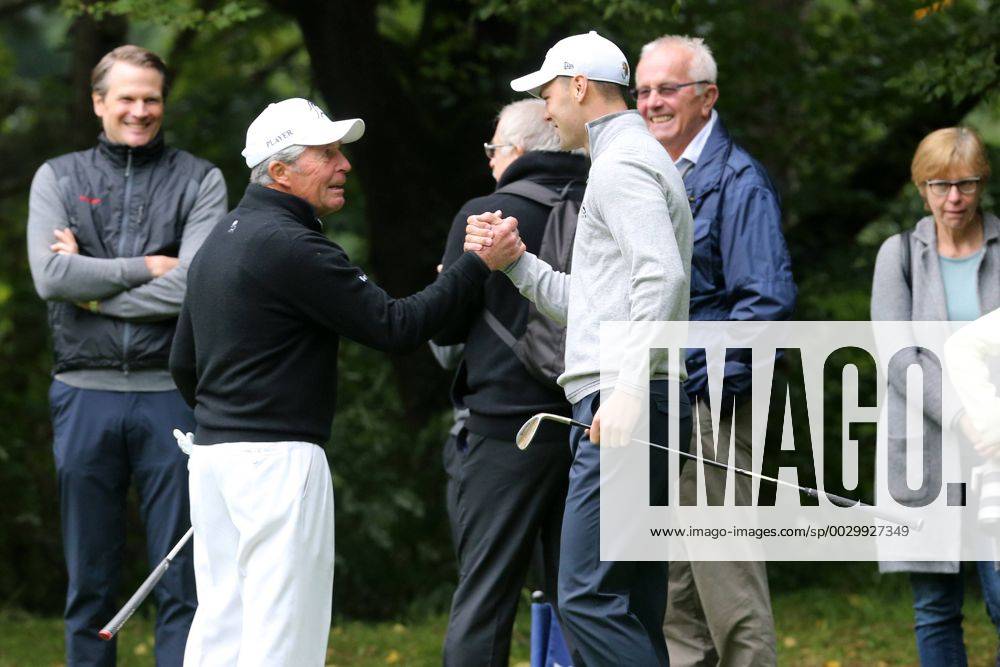 Der deutsche Major Sieger und beste deutsche Golfer Martin Kaymer (GER) mit dem 81-jaehrige 9-fachen Major-Sieger Gary Player beim eintaegigen Golfturnier im Frankfurter Golf Club. Gastgeber ist die Privatbank Berenberg, Handschlag, Shack hands Frankfurt am Main