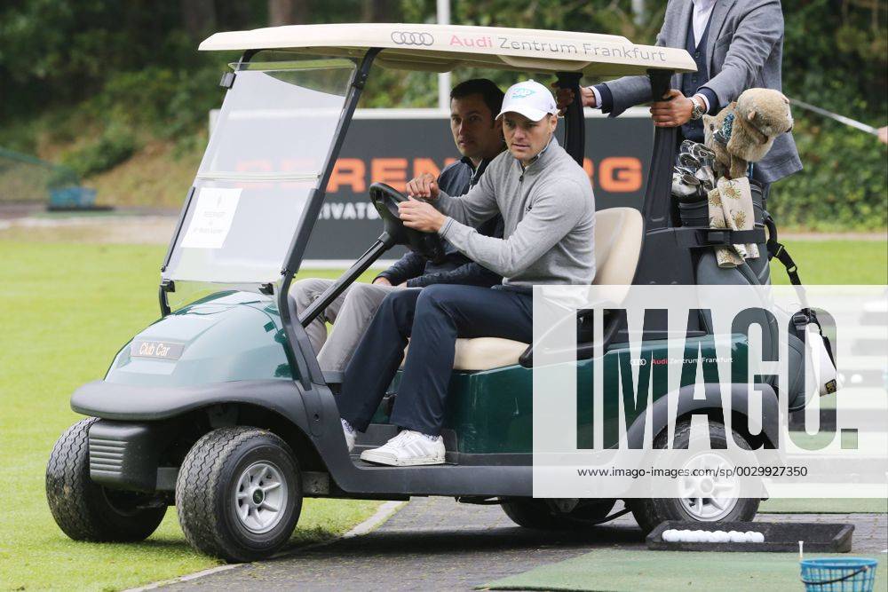 Der deutsche Major Sieger und beste deutsche Golfer Martin Kaymer (GER) beim eintaegigen Golfturnier im Frankfurter Golf Club. Gastgeber ist die Privatbank Berenberg, Golfwagen Frankfurt am Main