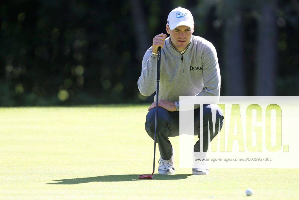 Der deutsche Major Sieger und beste deutsche Golfer: Martin Kaymer (GER) beim eintaegigen Golfturnier im Frankfurter Golf Club. Gastgeber ist die Privatbank Berenberg, Golfschwung, Linie begutachten zum Loch Frankfurt am Main