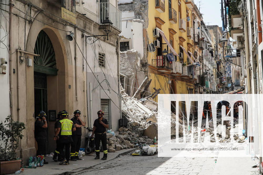 TORRE DEL GRECO: La palazzina di tre piani crollata a Torre del Greco, in provincia di Napoli, 16 luglio 2023. Sono tre, nessuna delle quali in pericolo di vita, le persone estratte vive dalle macerie della palazzina crollata a Torre del Greco e condotte in ospedale. Le condizioni più serie sono quelle di una 19enne, ricoverata con fratture in varie parti del corpo. Sono state medicate per lievi ferite anche due persone che transitavano in strada al momento del crollo, colpite da alcuni frammenti. E questo al momento il bilancio delle operazioni di soccorso, che comunque proseguono. The three-story building that collapsed in the province of Naples town of Torre del Greco, Italy, 16 July 2023. There are three people, none - ZUMAa110 20230716_zaf_a110_036