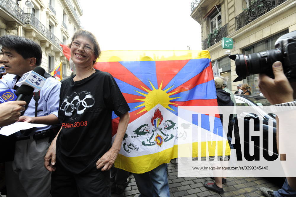 Beijing Olympic Games Protest in Paris Brirish actress Jane Birkin demonstrates near the Champs-Elysees and the China Embassy in Paris, France on August 8, 2008 to condemn the 2008 Beijing Olympic Games during the Olympic opening ceremony. Photo by Mehdi Taamallah ABACAPRESS.COM Paris France