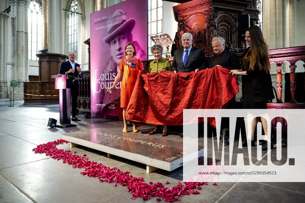 AMSTERDAM - Mayor Jan van Zanen (m) of The Hague unveils the memorial stone for Louis Couperus in the Nieuwe Kerk. The Dutch writer was commemorated on his 100th anniversary. ANP ROBIN VAN LONKHUIJSEN netherlands out - belgium out