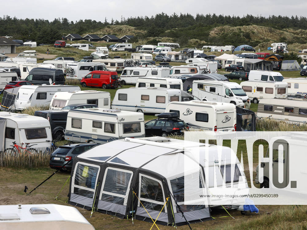Camping Vejers, Daenemark - Wohnmobile und Wohnwagen auf einem Campingplatz. Vejers Daenemark