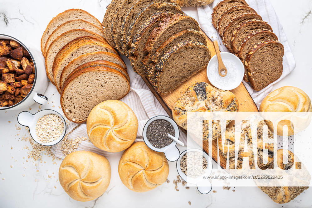 IMAGO Creative: Food, Mohn Assortment of different kind of cereal bakery - bread Assortment of different kind of cereal bakery - bread, pasties, buns, with healthy seeds