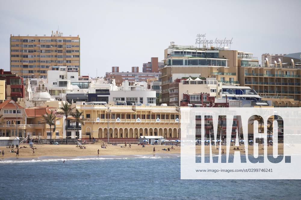 Strand Playa de las Canteras, Las Palmas, Provinz Las Palmas, Gran Canaria, Kanarische Inseln, Spanien, Meer, Palmen, Sonnenschirm, Europa