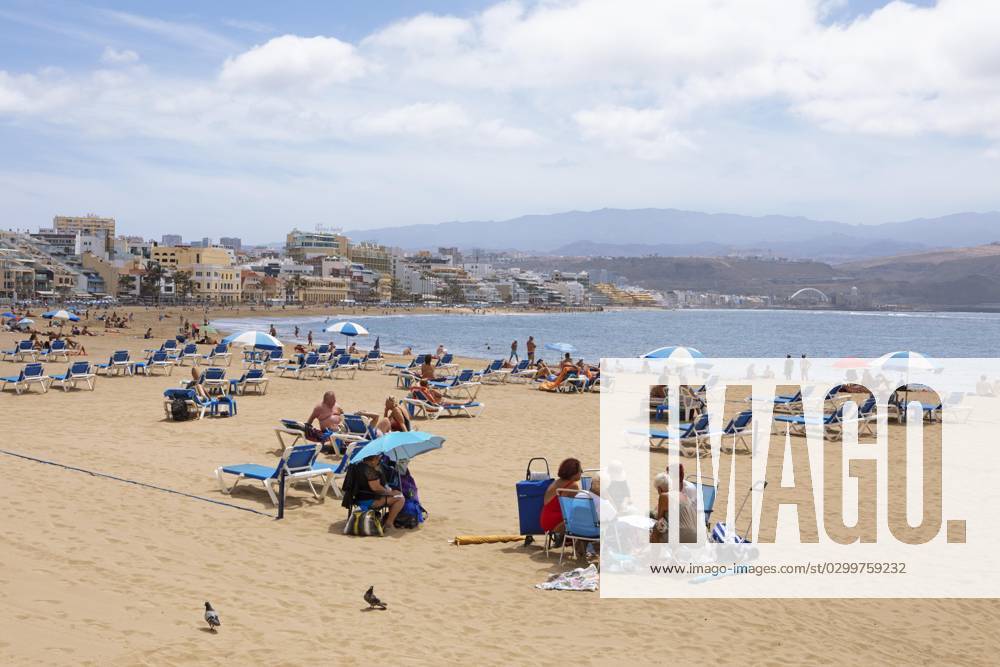 Strand Playa de las Canteras, Las Palmas, Provinz Las Palmas, Gran Canaria, Kanarische Inseln, Spanien, Sonnenschirm, Meer, Europa