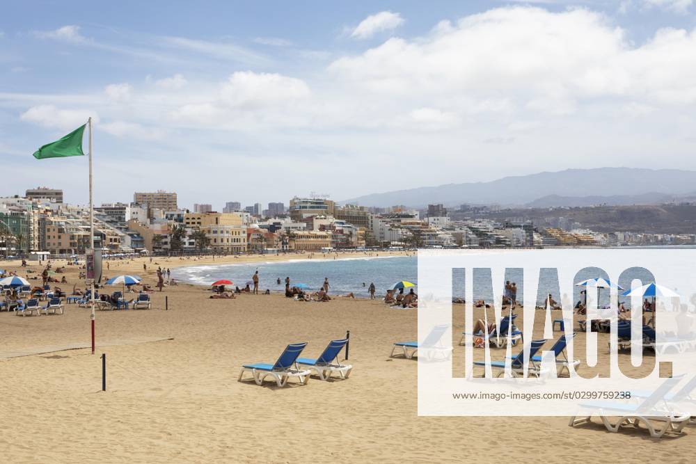 Strand Playa de las Canteras, Las Palmas, Provinz Las Palmas, Gran Canaria, Kanarische Inseln, Spanien, Liege, Sonnenschirm, Meer, Europa