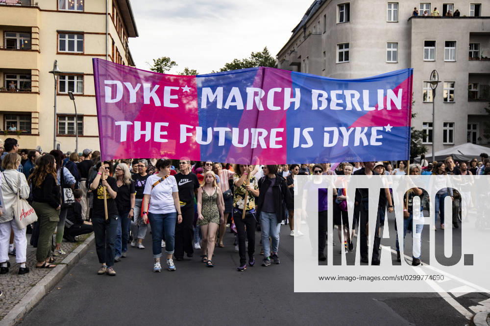 Menschen nehmen der Dyke Marsch in Berlin am 21. Juli 2023. Dyke Marsch in Berlin