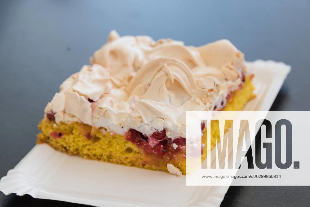 Kuchen mit roten Johannisbeeren und Baiserhaube - Dessert, Nahaufnahme