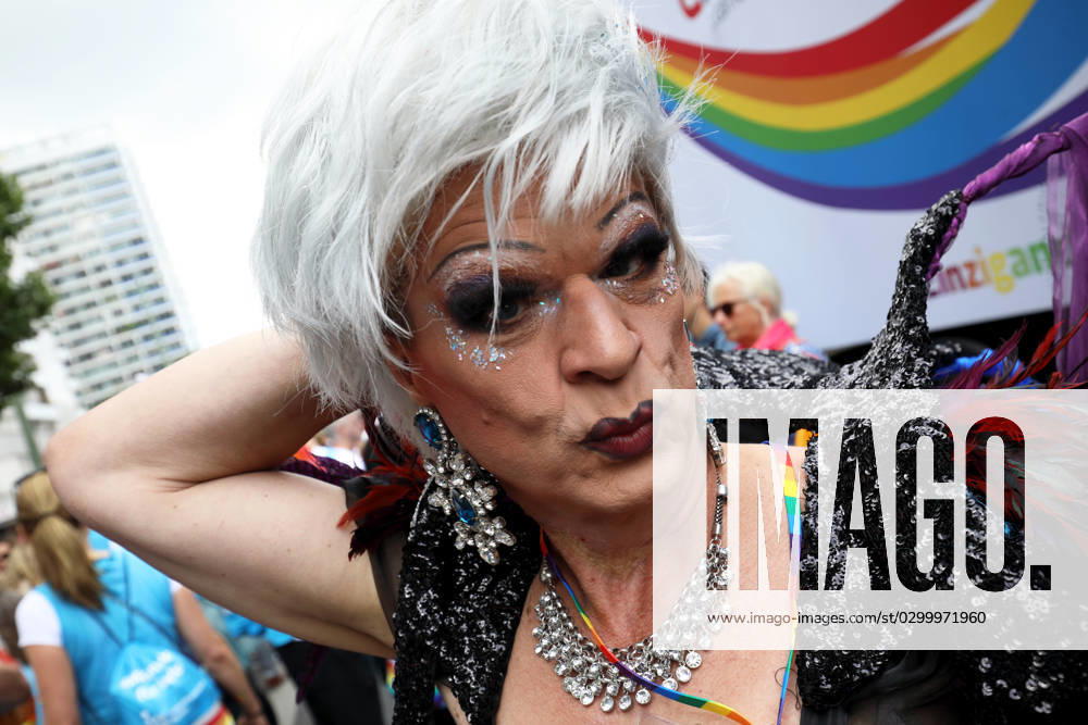 CHRISTOPHER STREET DAY 2023 - BERLIN PRIDE 2023 - CSD Berlin - Am 22. Juli 2023 zieht der CSD in Berlin unter dem bilingualen Motto BE THEIR VOICE AND OURS! ... FÜR MEHR EMPATHIE UND SOLIDARITÄT! zum 45. Mal durch die Hauptstadt. Die bunte CSD-Parade startet als Demonstration an der Leipziger Straße und führt auf einer 7,4 Kilometer langen Strecke über den Potsdamer Platz, vorbei am Nollendorfplatz, über die Siegessäule (Großer Stern) und der Straße des 17. Juni zum Endpunkt am Brandenburger Tor. Die Veranstalter rechnen im Tagesverlauf mit bis zu 500.000 Teilnehmerinnen und Teilnehmern. Dragqueen während der CSD-Parade.