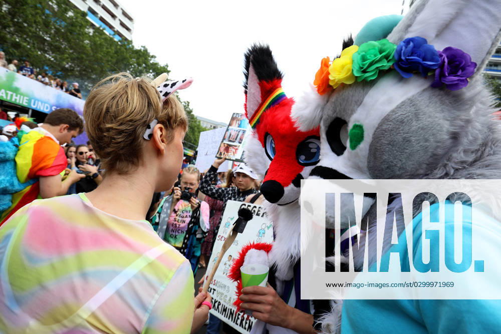 CHRISTOPHER STREET DAY 2023 - BERLIN PRIDE 2023 - CSD Berlin - Am 22. Juli 2023 zieht der CSD in Berlin unter dem bilingualen Motto BE THEIR VOICE AND OURS! ... FÜR MEHR EMPATHIE UND SOLIDARITÄT! zum 45. Mal durch die Hauptstadt. Die bunte CSD-Parade startet als Demonstration an der Leipziger Straße und führt auf einer 7,4 Kilometer langen Strecke über den Potsdamer Platz, vorbei am Nollendorfplatz, über die Siegessäule (Großer Stern) und der Straße des 17. Juni zum Endpunkt am Brandenburger Tor. Die Veranstalter rechnen im Tagesverlauf mit bis zu 500.000 Teilnehmerinnen und Teilnehmern. Demoteilnehmer mit Plüschmasken.