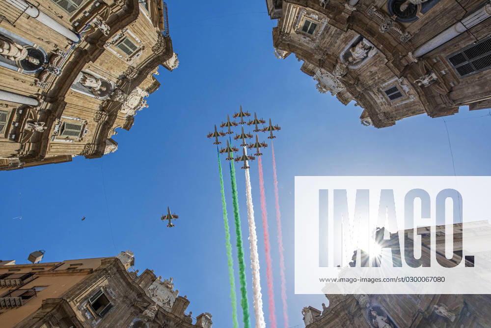 In the photo the tricolor arrows fly over Palermo and pass over the 4 cantos