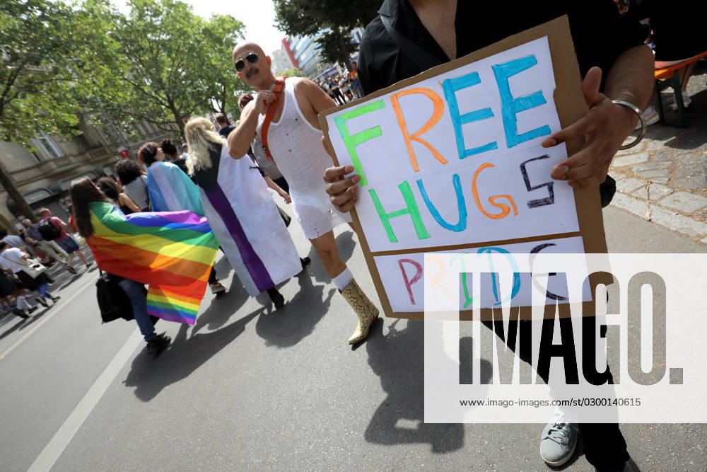 CHRISTOPHER STREET DAY 2023 - BERLIN PRIDE 2023 - CSD Berlin - Am 22. Juli 2023 zieht der CSD in Berlin unter dem bilingualen Motto BE THEIR VOICE AND OURS! ... FÜR MEHR EMPATHIE UND SOLIDARITÄT! zum 45. Mal durch die Hauptstadt. Die bunte CSD-Parade startet als Demonstration an der Leipziger Straße und führt auf einer 7,4 Kilometer langen Strecke über den Potsdamer Platz, vorbei am Nollendorfplatz, über die Siegessäule (Großer Stern) und der Straße des 17. Juni zum Endpunkt am Brandenburger Tor. Die Veranstalter rechnen im Tagesverlauf mit bis zu 500.000 Teilnehmerinnen und Teilnehmern. Demoteilnehmer mit Protestschild: FREE HUGS - PRIDE