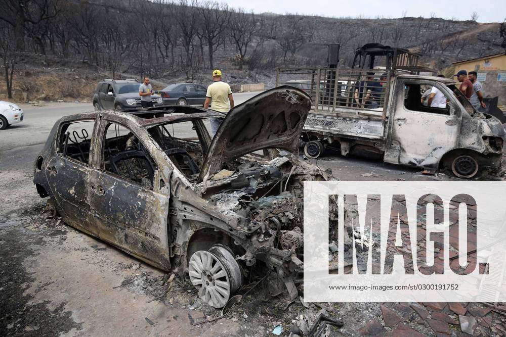 FEUX DE FORETS EN ALGERIE Billel Bensalem APP MAXPPP - Une vue generale sur les maisons et des Voiture incendiees du village de Oeud Das, a Bejaia a l est d Alger, en Algerie le 25 juillet 2023. Le ministere algerien de l interieur a annonce qu au moins 34 personnes sont mortes, dont 24 civils et 10 membres de l armee nationale et 26 des personnes sont blessees dans de multiples incendies de foret a travers le pays A general view of burning houses and cars in the village of Oeud Das, in Bejaia east of Algiers, Algeria on July 25, 2023. Algeria s interior ministry said at least 34 people died , including 24 civilians and 10 members of the national army and 26 people are injured in multiple forest fires across the country Bejaia Algéri