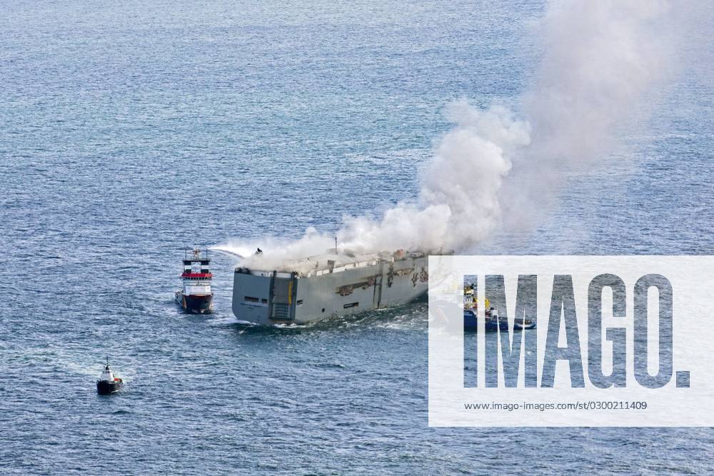 KW30 NORTH SEA - The Fremantle Highway is extinguished in the North Sea above Ameland. The cargo ship caught fire when it sailed about 27 kilometers from Ameland. One crew member was killed in the accident. ANP FLYING FOCUS netherlands out - belgium out