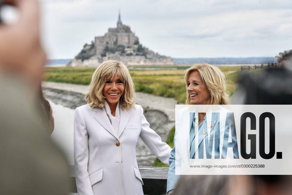 KW30 Viisite de Brigitte Macron et Jill Biden dans la Manche PHOTOPQR OUEST FRANCE Martin ROCHE OUEST-FRANCE ; Mont Saint Michel ; 26 07 2023 ; Ce mercredi 26 juillet 2023 visite de Brigitte Macron et Jill Biden au Mont Saint - Michel dans la Manche ( Normandie ) Photographe: Martin ROCHE French First Lady Brigitte Macron and US First Lady Jill Biden arrive to visit Le Mont-Saint-Michel, a world heritage site in northwestern France, to highlight the importance of preserving cultural heritage sites around the world on July 26, 2023. Mont Saint Michel France