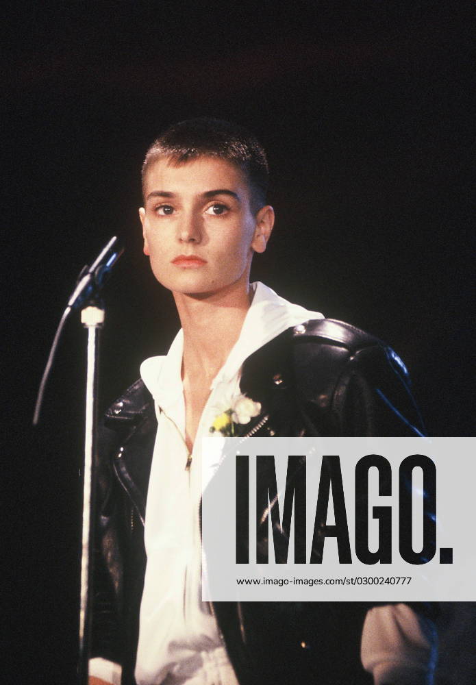 Die Saengerin Sinead O’Connor ( Shuhada’ Sadaqat ) bei einem TV Auftritt am 16.03.1990
