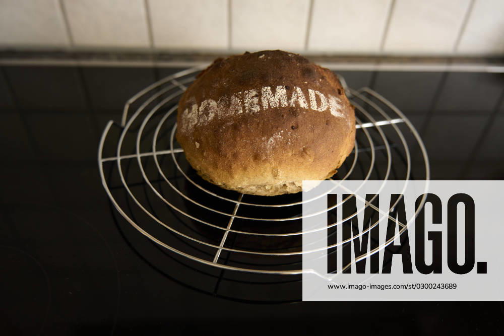 Brot, rund, mit Schriftzug homemade, auf Edelstahl Abkühlgitter