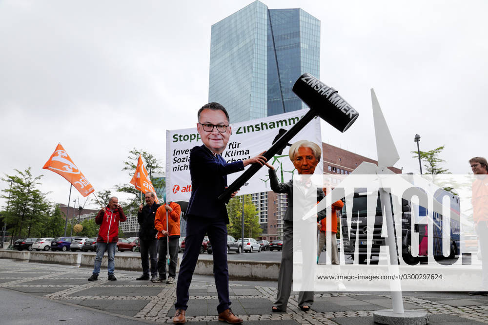 Frankfurt, DEU Unter dem Motto Stoppt den Zinshammer, Investitionen fuer Soziales und Klima nicht plattmachen ! protestieren Mitglieder von Attac gegen die Zinspolitik der Europaeischen Zentralbank, EZB.