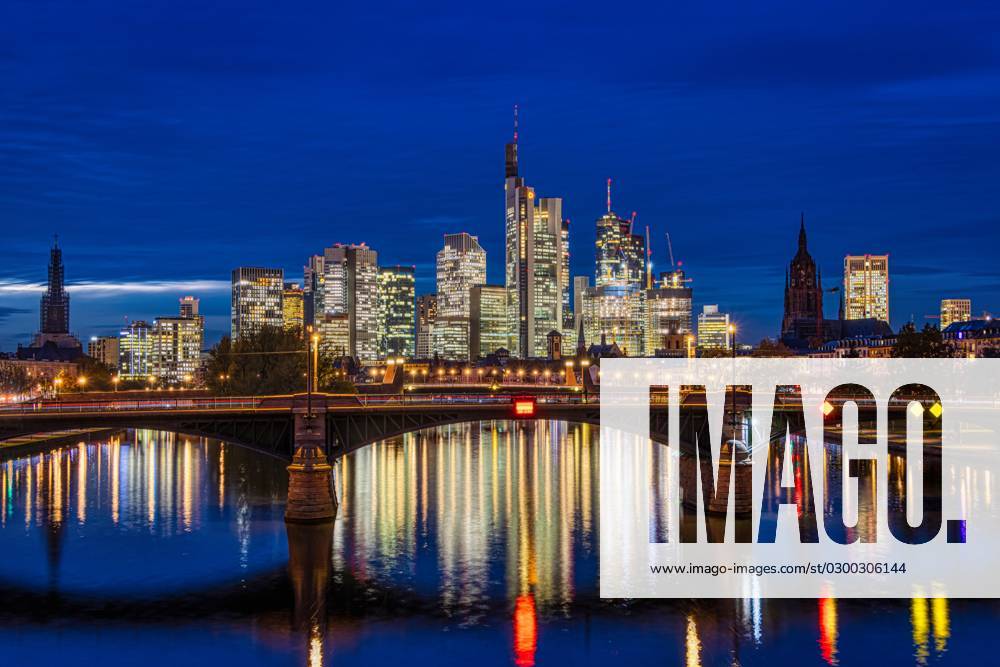 Die Frankfurter Skyline am Abend Die Lichter der Frankfurter Bankenskyline leuchten am Abend Frankfurt am Main Flößerbrücke Hessen Deutschland