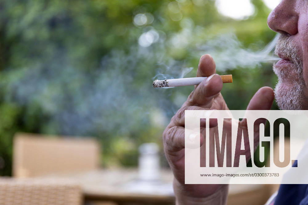 Ein Raucher genießt eine Zigarette im Freien. (Symbolfoto, Themenfoto, Model Release) Kampen