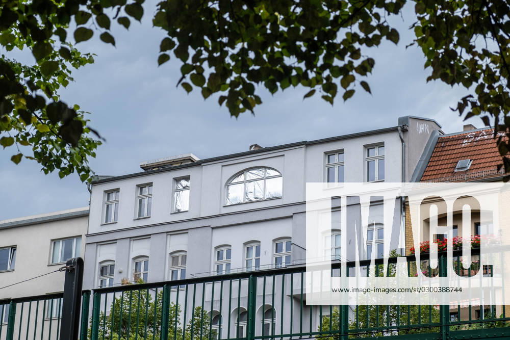 Mit Silberfolie abgeklebt Fenster eines Wohnhauses auf der Schönhauser Allee in Berlin-Prenzlauer Berg, soll die sich stauende Hitze durch Sonneneinstrahlung verringern. With silver foil taped window of a residential building on Schönhauser Allee in Berlin-Prenzlauer Berg, should reduce the accumulating heat from solar radiation. Kampf der Sommerhitze