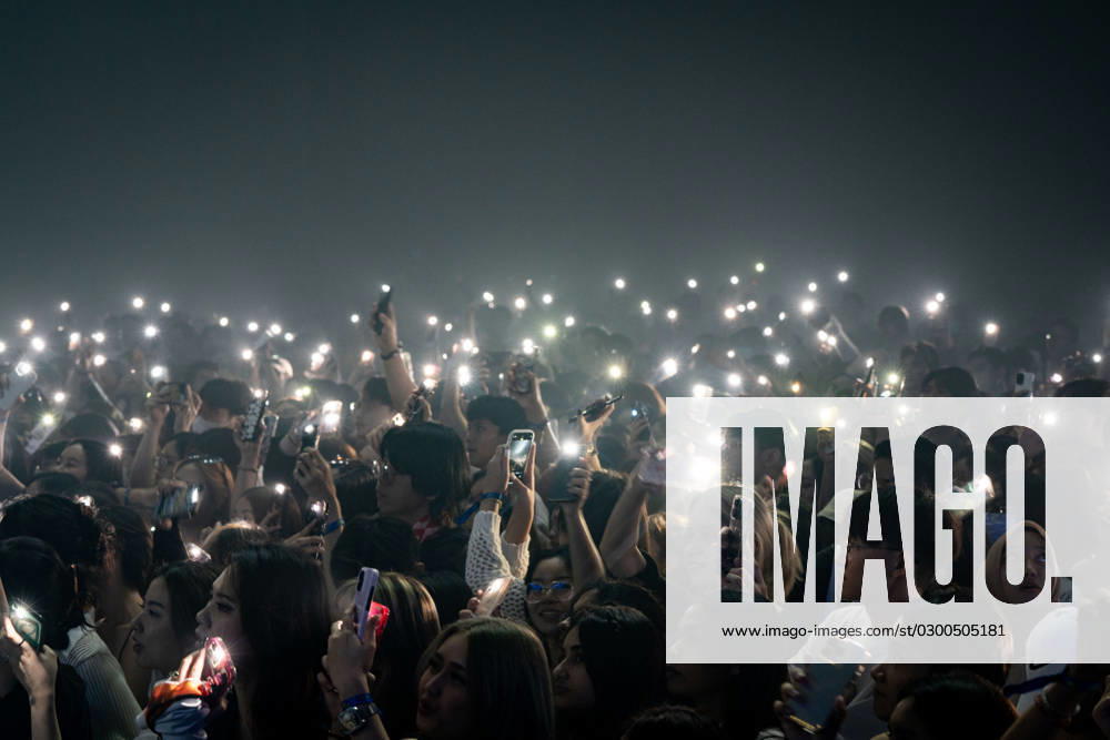 People hold up mobile phone flashlights during VERY SUMMER FEST 2023 in Bangkok. People attend VERY SUMMER FEST 2023 at BITEC (Bangkok International Trade & Exhibition Centre) in Bangkok, Thailand on July 29, 2023. performs at VERY SUMMER FEST 2023 in Bangkok. People attend VERY SUMMER FEST 2023 at BITEC (Bangkok International Trade & Exhibition Centre) in Bangkok, Thailand on July 29, 2023. Bangkok Thailand - ZUMAh236 20230729_zip_h236_048