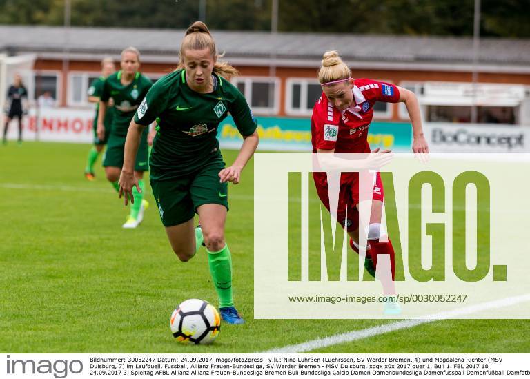 V.li.: Nina Lührßen (Luehrssen, SV Werder Bremen, 4) und Magdalena Richter (MSV Duisburg, 7) im Laufduell, Fussball, Allianz Frauen-Bundesliga, SV Werder Bremen - MSV Duisburg,