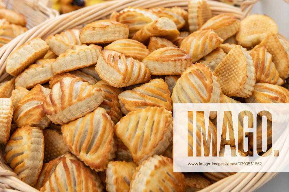 IMAGO Creative, Food, Gebäck, Apfeltaschen Apfeltaschen liegt in einem Korb auf einem Tisch bei einem Sektempfang in der Universität bereit. Mannheim Baden-Württemberg Deutschland