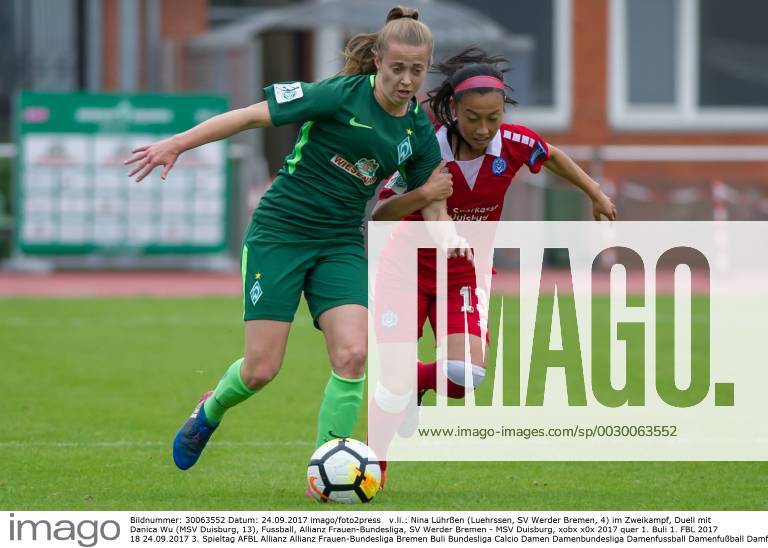 V.li.: Nina Lührßen (Luehrssen, SV Werder Bremen, 4) im Zweikampf, Duell mit Danica Wu (MSV Duisburg, 13), Fussball, Allianz Frauen-Bundesliga, SV Werder Bremen - MSV Duisburg,