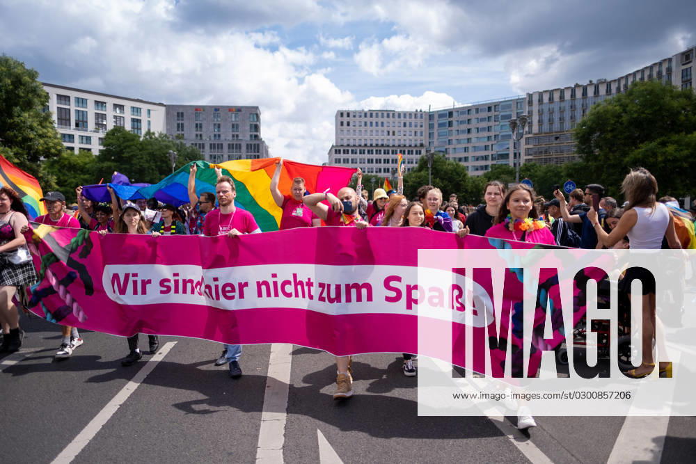 45. Christopher Street Day Parade unter dem Motto Be their voice – and ours! Für mehr Empathie und Solidarität! zieht durch Berlin zur Siegessäule. Die Demonstration fordert gleiche Rechte für Lesben, Schwule, Bisexuelle, Transgender, Intersexuelle und queere Menschen. 45th Christopher Street Day Parade under the motto Be their voice – and ours! Für mehr Empathie und Solidarität! moves through Berlin to the Victory Column. The demonstration demands equal rights for lesbian, gay, bisexual, transgender, intersex and queer people. snapshot-photography K.M.Krause