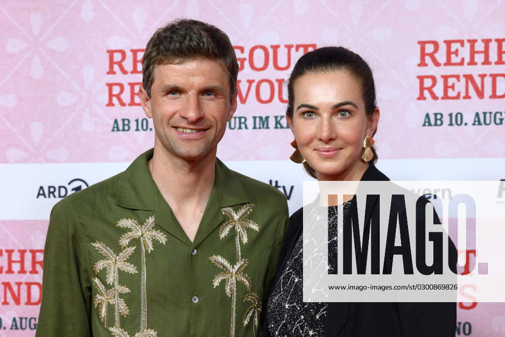 Fußballer Thomas Müller mit Ehefrau Lisa Müller bei der Premiere des Kinofilms Rehragout-Rendezvous im Mathäser Filmpalast. München, 31.07.2023 NRW Deutschland