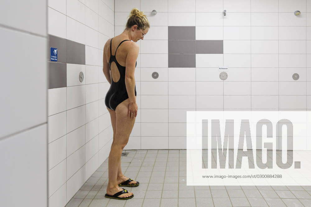 Thema: Frau unter der Dusche in einer oeffentlichen Badeanstalt. Bornheim Deutschland