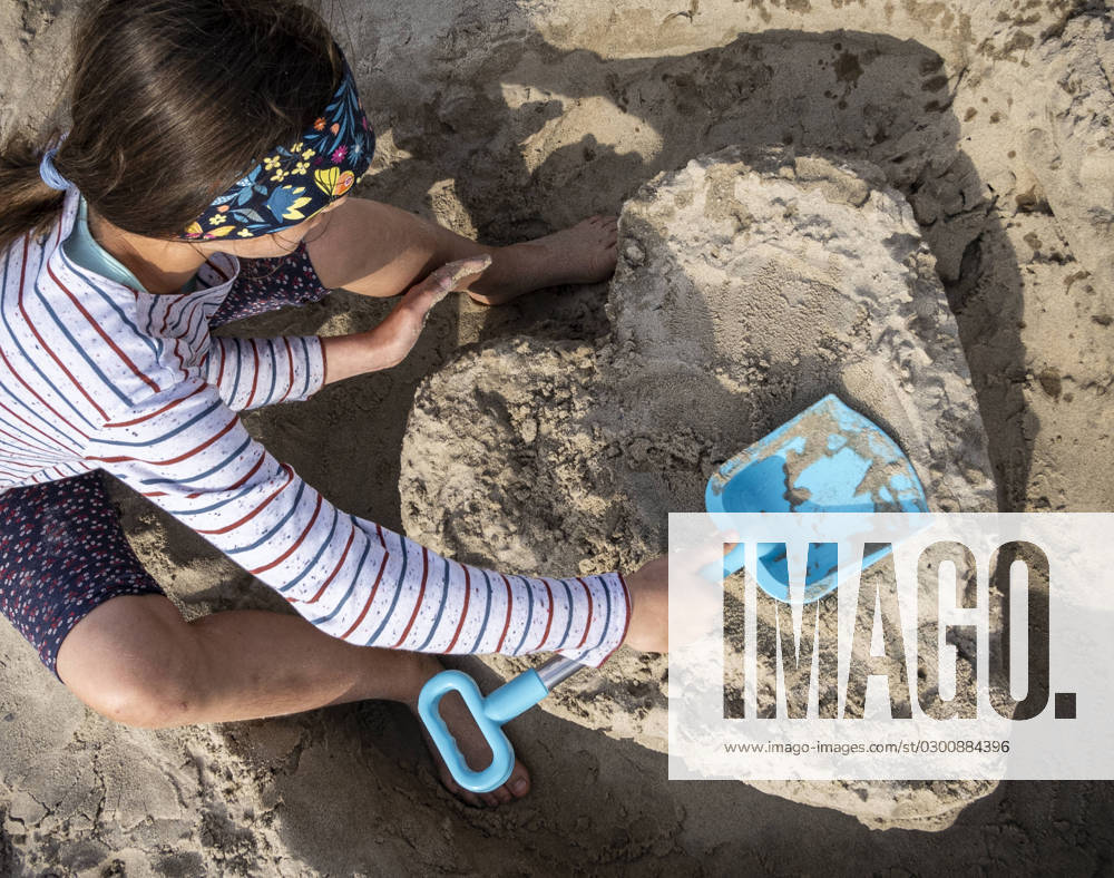 Wolin: Liebesgrüße vom Ostseestrand. Ein kleines Mädchen hat beim Buddeln am Ostseestrand (des polnischen Badeortes Misdroy) ein großes Herz geformt. Das Spielen und Buddeln im feinkörnigen Sand gehört zu den beliebten Vergnügungen der Kinder. (Symbolfoto) Misdroy Westpommern Polen