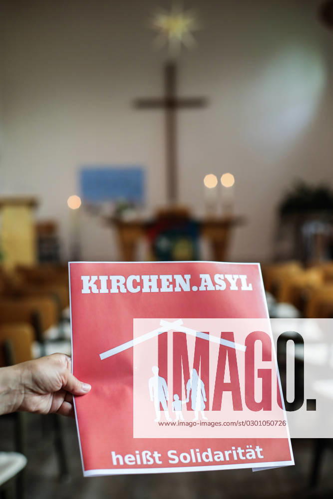 Schild mit der Aufschrift Kirchenasyl heisst Solidaritaet in einer evangelischen Kirche (Themenfoto vom 03.08.2023).