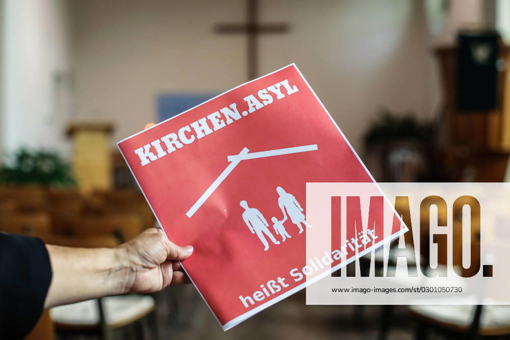 Schild mit der Aufschrift Kirchenasyl heisst Solidaritaet in einer evangelischen Kirche (Themenfoto vom 03.08.2023).