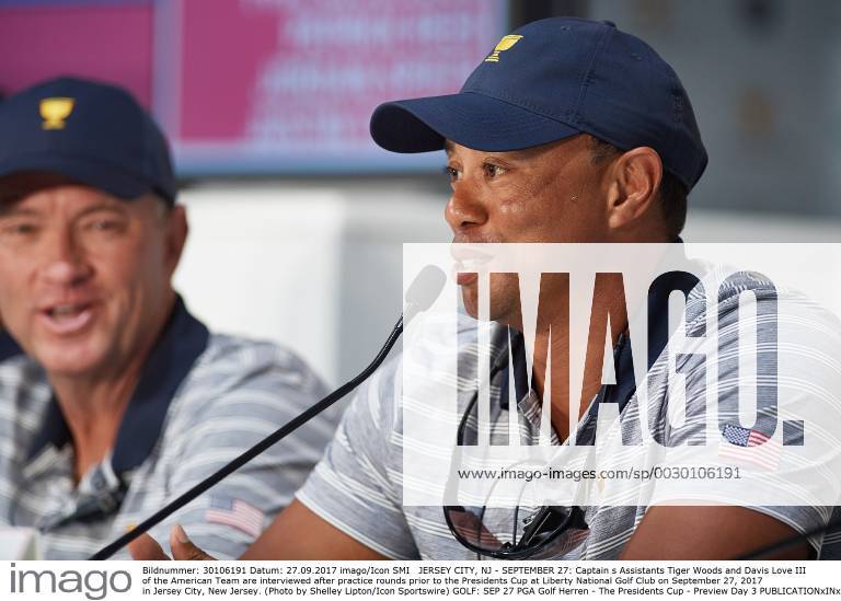 JERSEY CITY, NJ - SEPTEMBER 27: Captain s Assistants Tiger Woods and Davis Love III of the American Team are interviewed after practice rounds prior to the Presidents Cup at Liberty National Golf Club on September 27, 2017 in Jersey City, New Jersey. (Photo by Shelley Lipton Icon Sportswire) GOLF: SEP 27 PGA Golf Herren - The Presidents Cup - Preview Day 3 Icon17092721