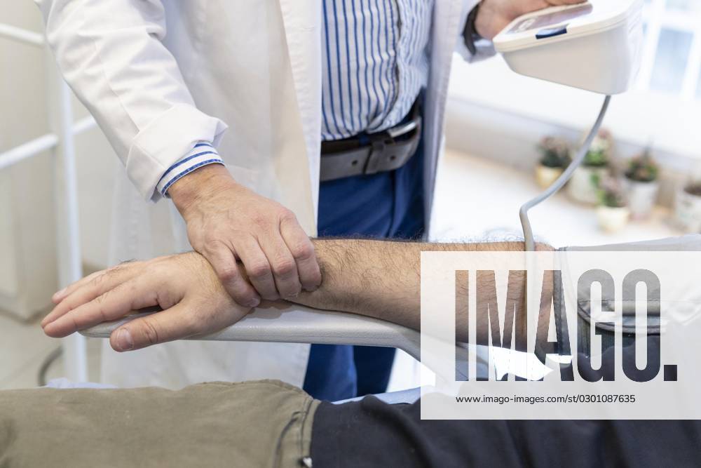 Arzt misst den Blutdruck des Patienten